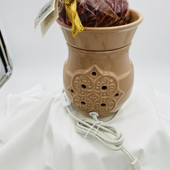 Electric scented wax melter with plumeria wax included - Picture 8 of 9